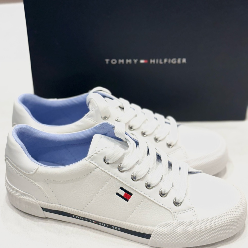 TOMMY HILFIGER  LESTIEL WOMEN'S SNEAKERS COLOR WHITE 14O SIZE 6.5 ONLY